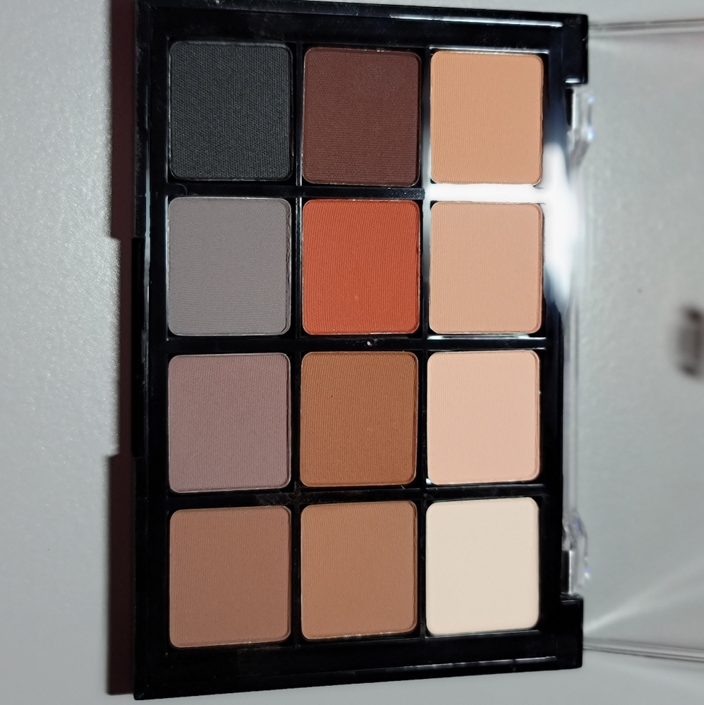 Eyeshadow - Picture 2 of 9